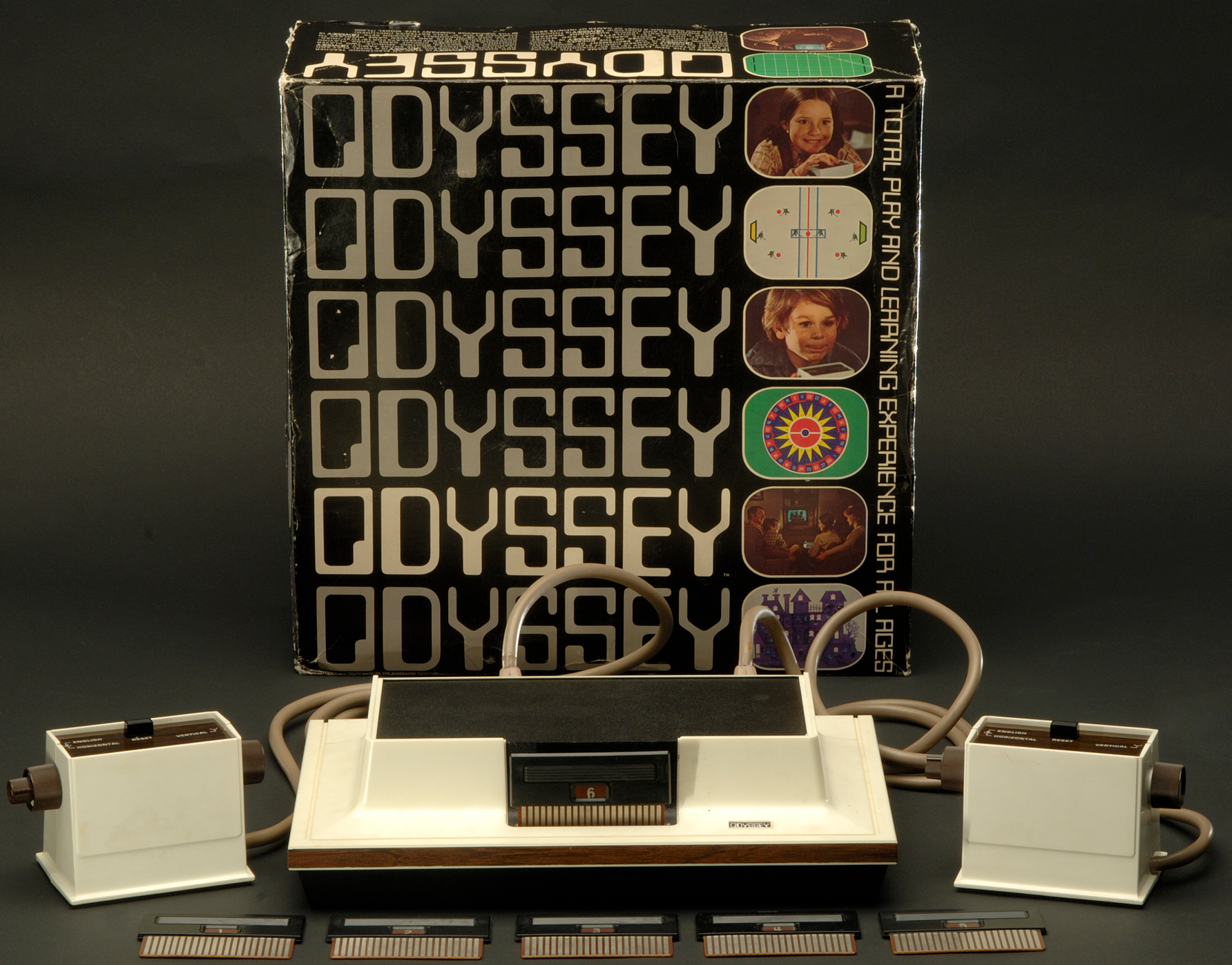 Magnavox Odyssey mit zwei Controllern und mehreren Spielmodulen.